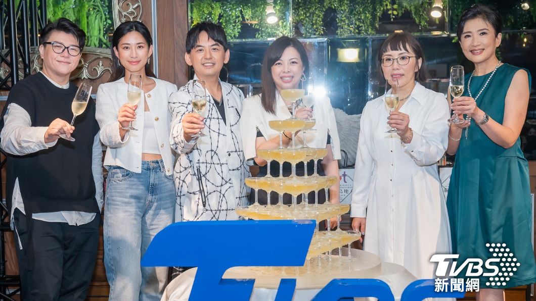 TVBS娛樂事業部副總監趙君璐（左起）、趙岱新、黃子佼、TVBS總經理劉文硯、陳美而導播、主播方念華舉杯慶祝。（圖／TVBS）