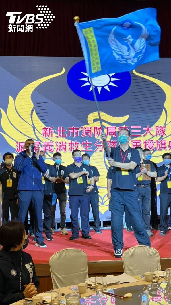 揮旗者是首任義消分隊長江承澤(圖/TVBS)
