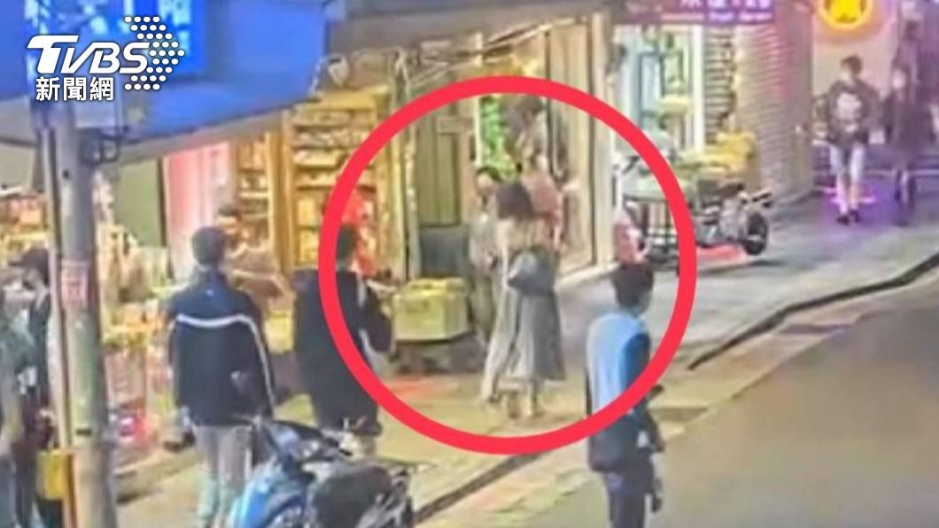 女教師從彩券行出來時兩手空空，將筆電遺落在店內。（圖／TVBS）