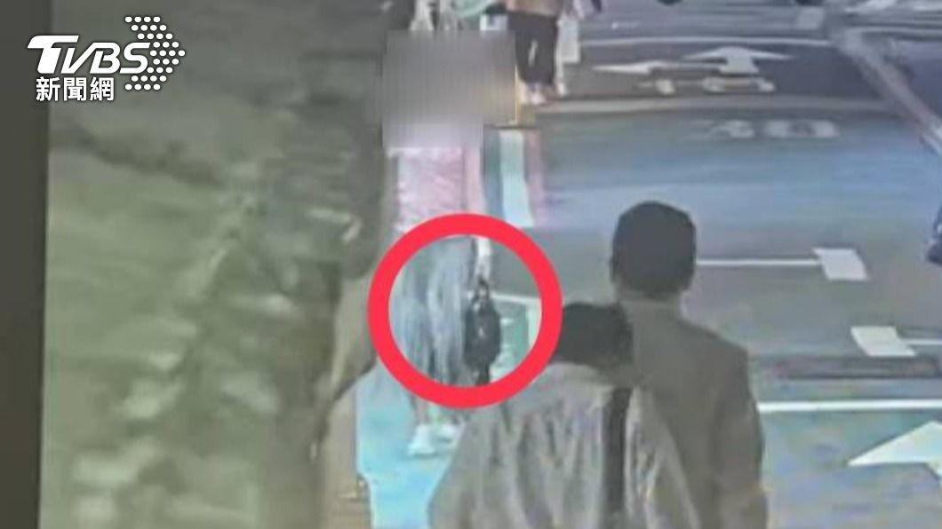 警方調閱監視器發現,女教師進到彩券行前手裡還有筆電。(圖/TVBS)