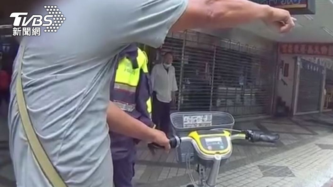 巡邏員警勸導不可將車騎上人行道，雙方因此爆發爭執。（圖／TVBS）