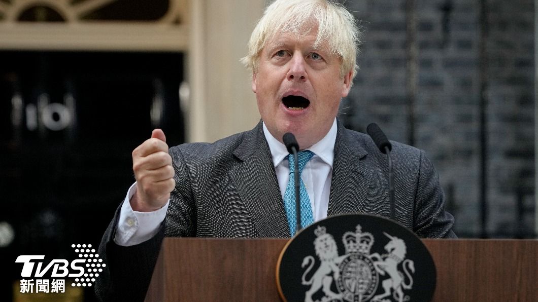 英國前首相強生趕回國內,爭取角逐下任首相。(圖/達志影像美聯社)