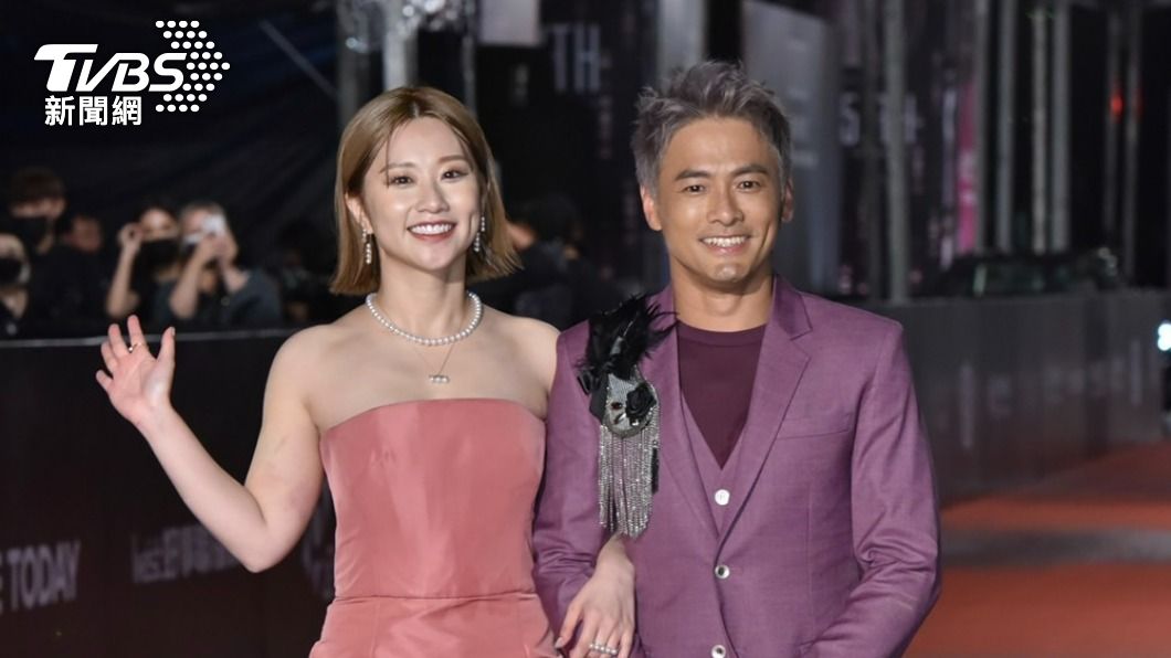 節目類紅毯主持焦凡凡和薛紀綱。(圖/TVBS黃城碩、梁恩誌攝)