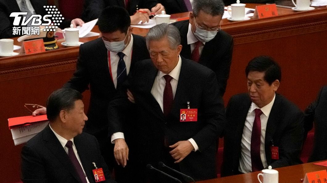 不滿習近平連任？胡錦濤「被架走」　不悅抗拒起爭執