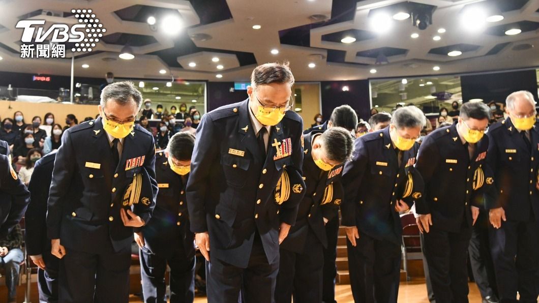 新北市警察局長黃宗仁率隊向家屬致意。（圖／TVBS）