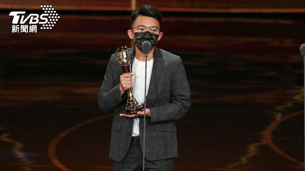 導演朱平代替吳朋奉上台領獎。(圖/三立提供)