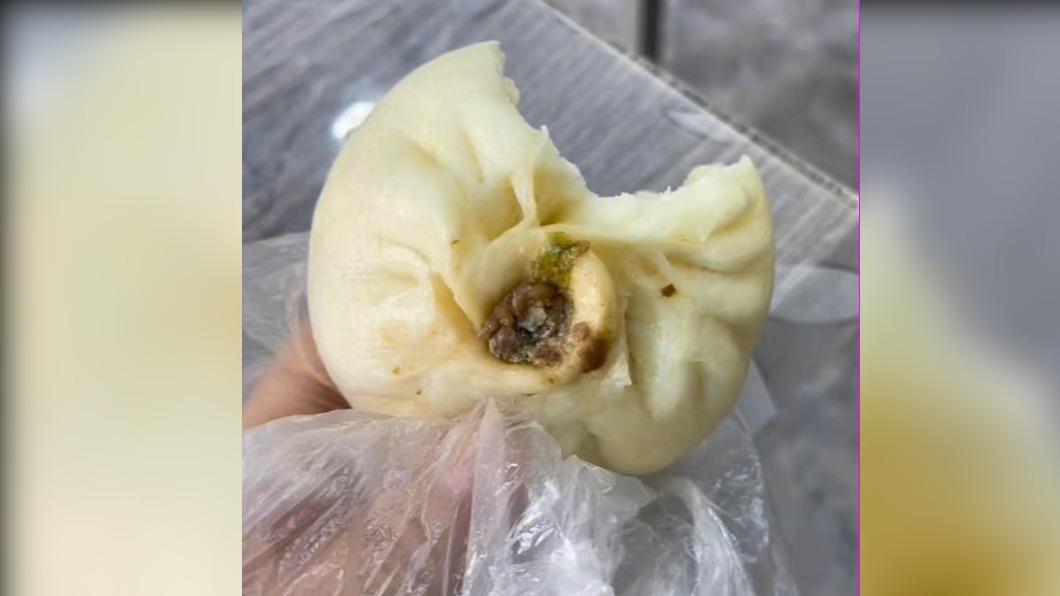 原PO表示當時看到肉餡從頂部炸出以為撿到便宜。(圖/翻攝自微博)