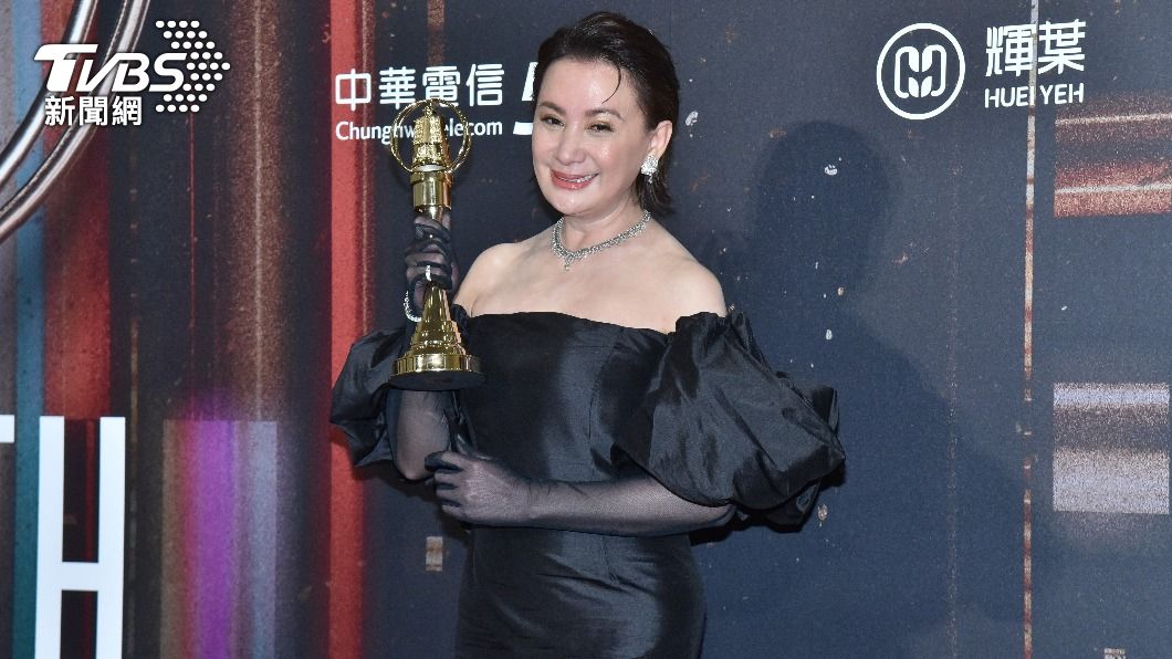 陳亞蘭《嘉慶君》破天荒奪影帝 恩師楊麗花「緊盯全程」隔空送吻