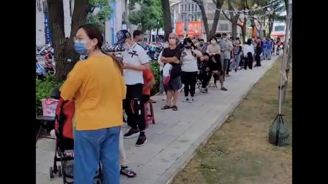 捐血送饗食天堂餐券,桃園藝文廣場捐血亭湧入百人排隊潮。 (圖/TVBS)