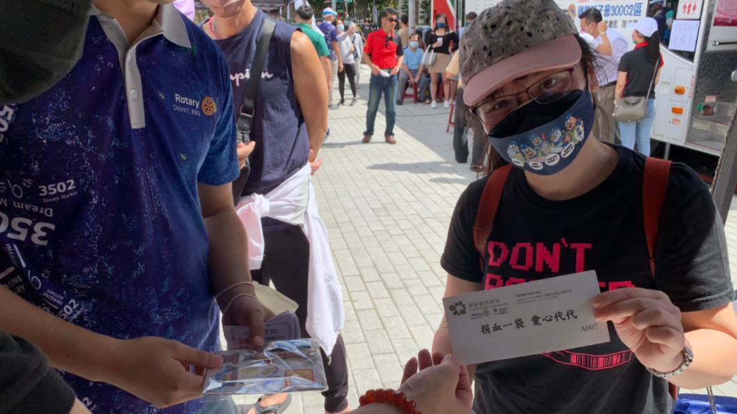 捐血送饗食天堂餐券,桃園藝文廣場捐血亭湧入百人排隊潮。 (圖/TVBS)