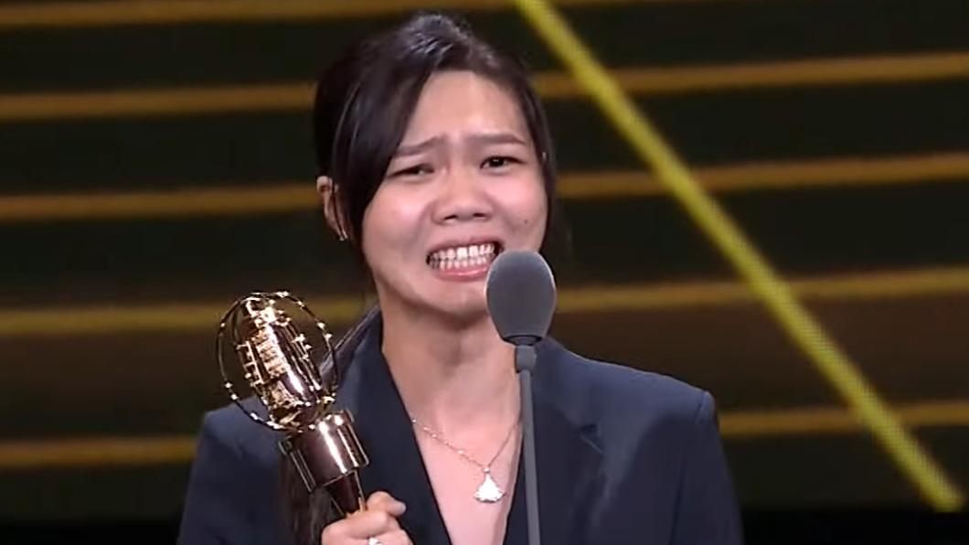 金鐘得主無預警「公開出櫃」!台上哽咽哭喊:感謝我愛過的女孩們