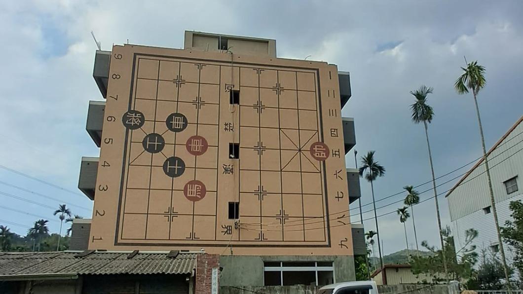 5樓透天厝驚現「巨大象棋盤」　內行一句神解：帥死了