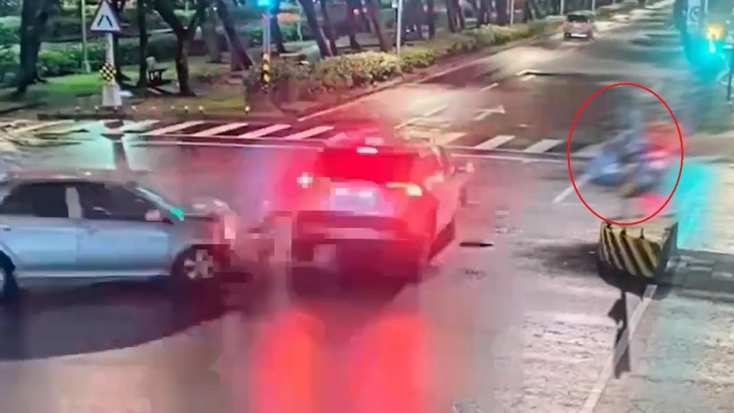監視器拍下兩輛車路口擦撞,機車騎士當時停在待轉格內等紅燈。(圖/民眾提供)
