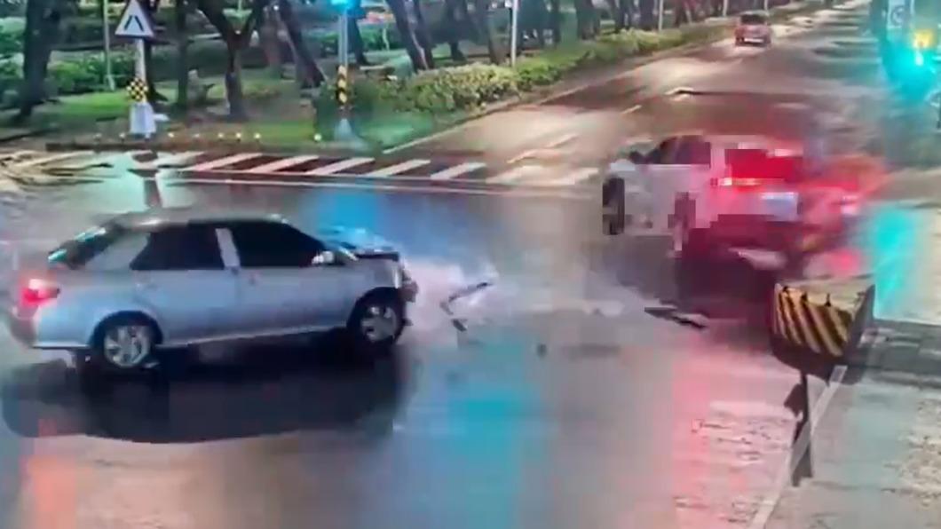 休旅車遭撞後,又失控偏移撞上待轉格內的機車騎士。(圖/民眾提供)
