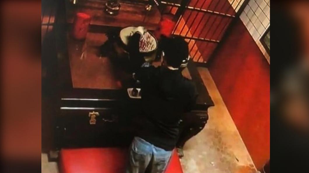 諷刺!賊缺錢連偷2宮廟 行竊前還先燒香拜拜