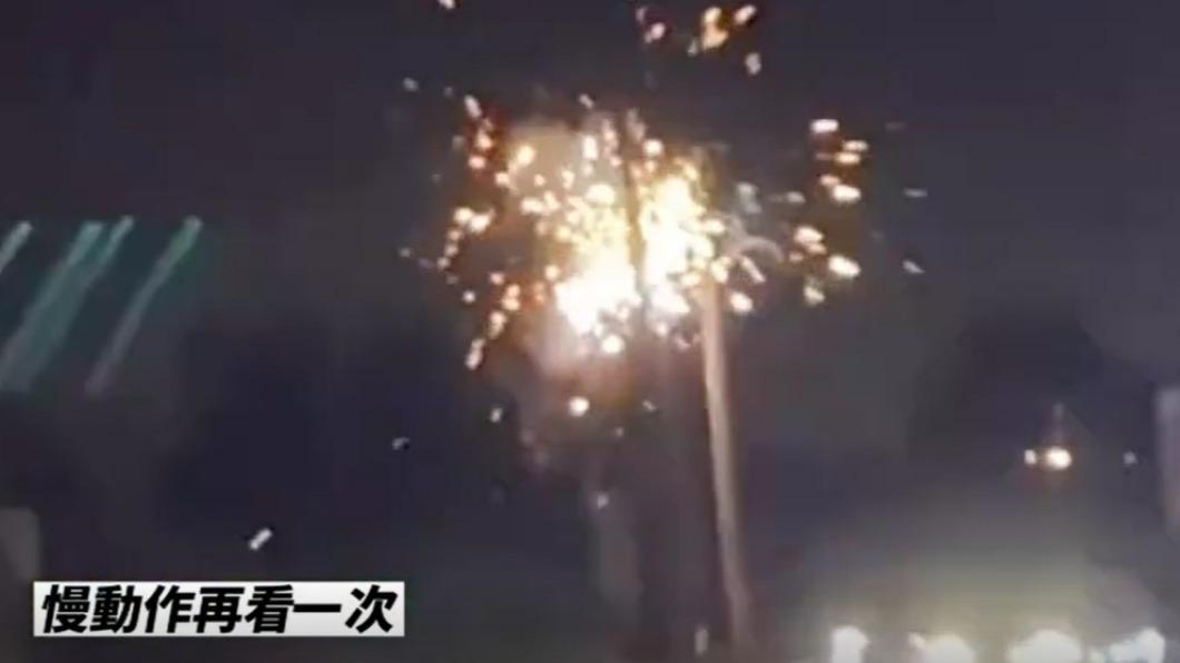 電線桿莫名爆炸。（圖／翻攝自社會事影音）