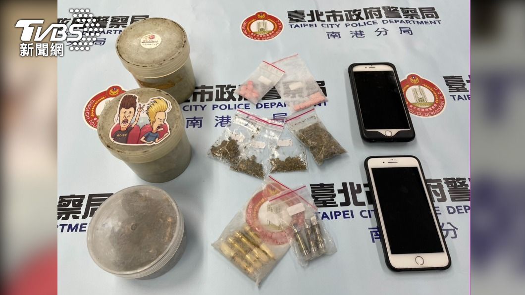 警方查扣大麻、K他命等毒品。(圖/TVBS)