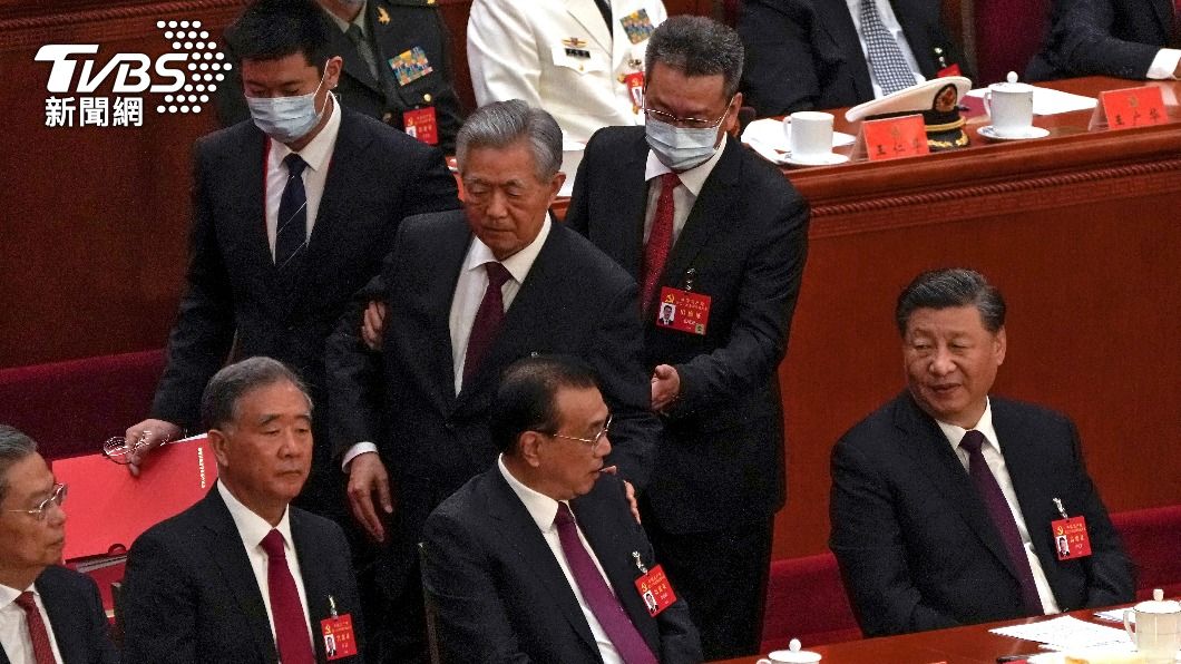 中共前總書記胡錦濤,在中共二十大閉幕式被工作人員攙扶出場。(圖/達志影像美聯社)