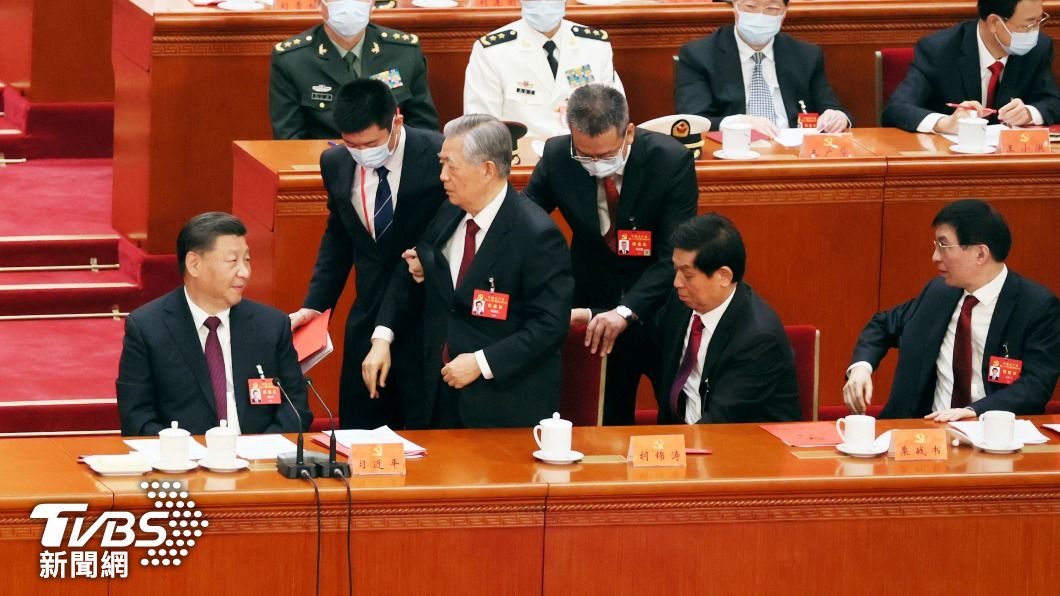 帶離胡錦濤非普通工作人員？　網友懷疑是習近平貼身隨扈