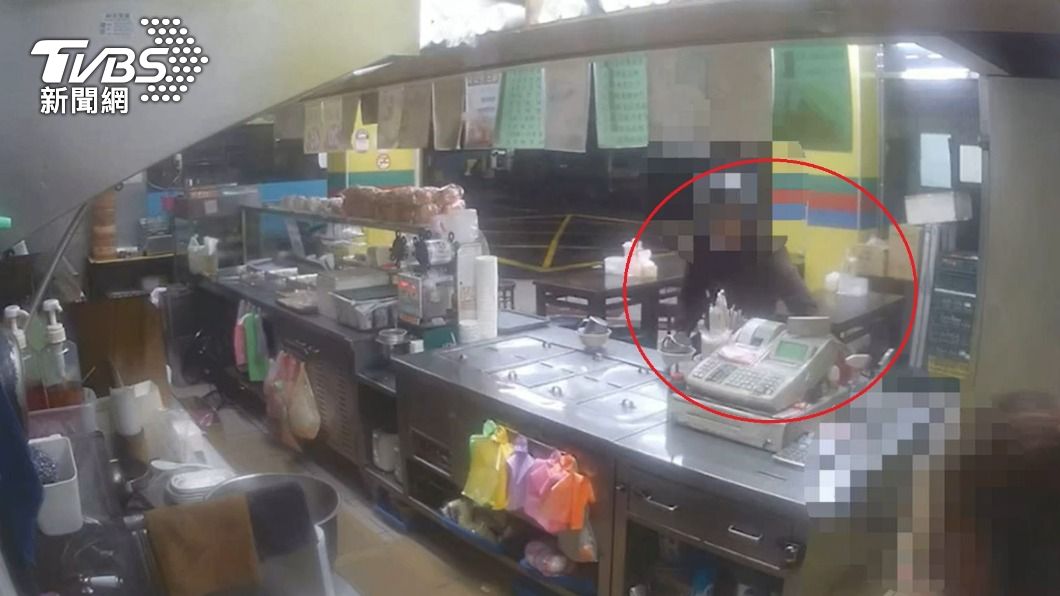 店家監視器拍下陳男搶走愛心零錢箱的過程。(圖/TVBS)