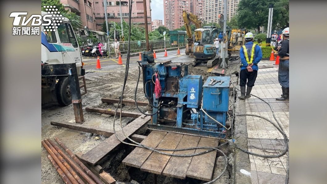汐止工建路地層下陷今早搶修　市長侯友宜緊盯復原進度