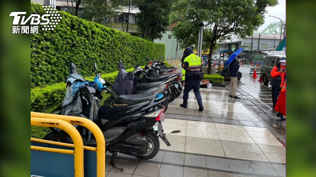 警方一早就到現場幫忙移置機車，讓大型機具得以順利進入施工。（圖／TVBS）