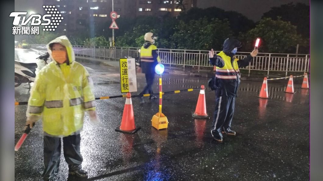 汐止區工建路傳出道路塌陷，警方連夜封路。（圖／TVBS）