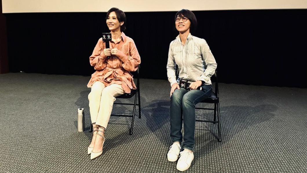 《流麻溝十五號》導演周美玲與演員徐麗雯現身戲院和台南女中學生互動。（圖／牽猴子提供）