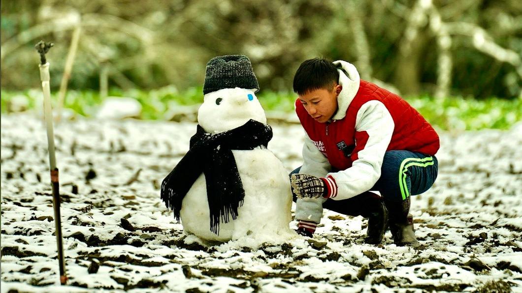 張祖鈞拍攝《哈勇家》時難得遇見兩次天降瑞雪。(圖/海鵬提供)