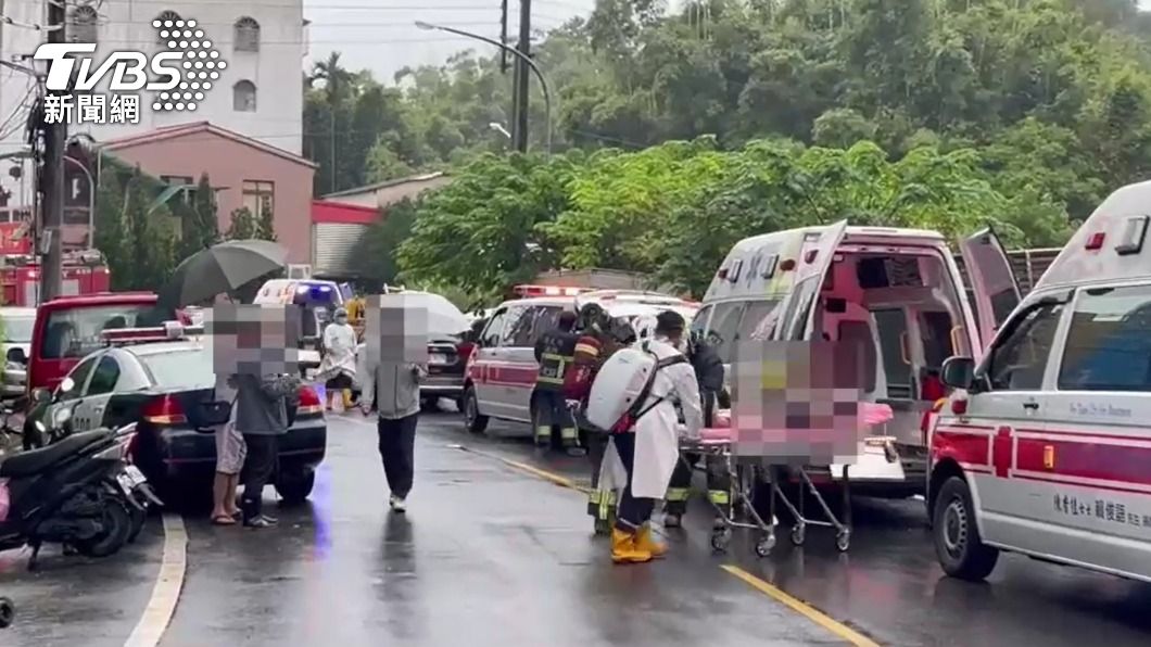 警消將傷者送醫搶救。(圖/TVBS)
