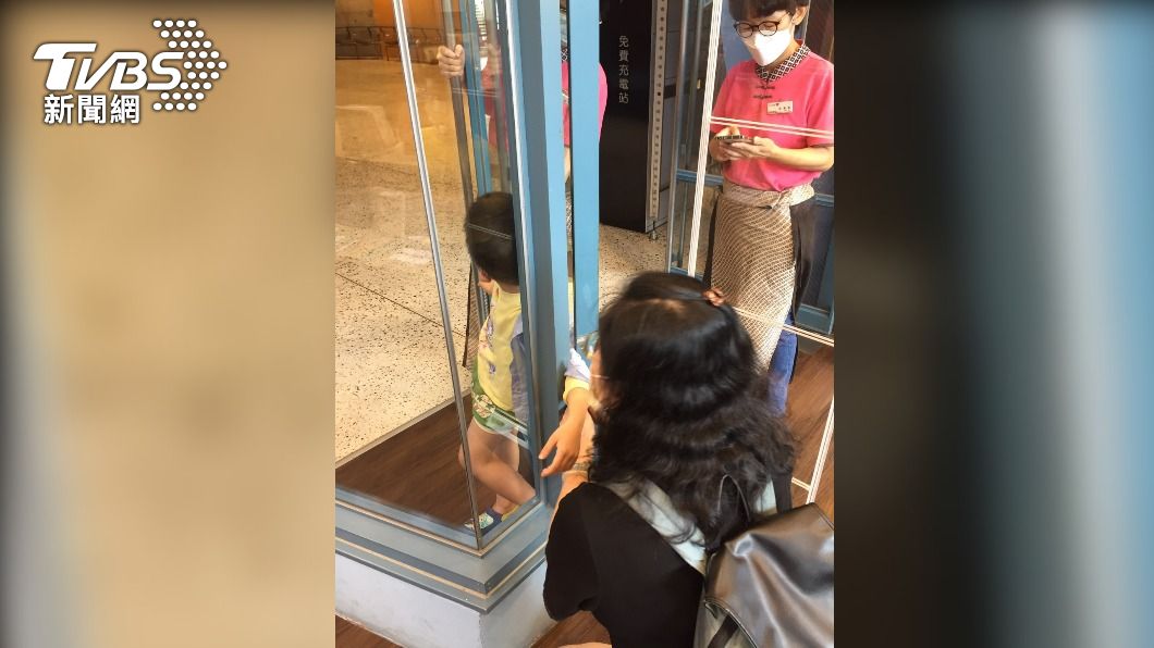 十三行博物館傳意外！5歲童手卡門縫　消防大哥哥緊急救援