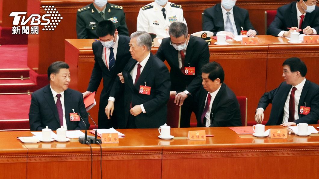 胡錦濤當眾被護送出會場的畫面震驚全球。（圖／達志影像美聯社）