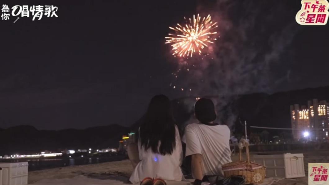 高有翔準備煙火驚喜送朵莉。（圖／翻攝自《為你唱情歌》節目片段）