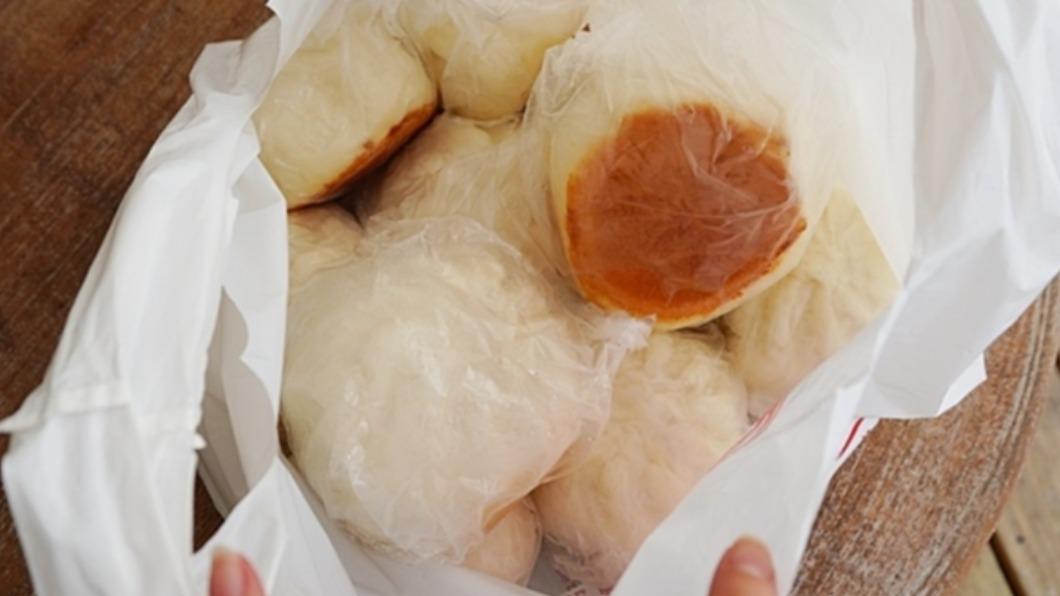 包子起鍋後,店員就會立刻一顆一顆裝袋。(圖/PEKO の Simple Life提供)