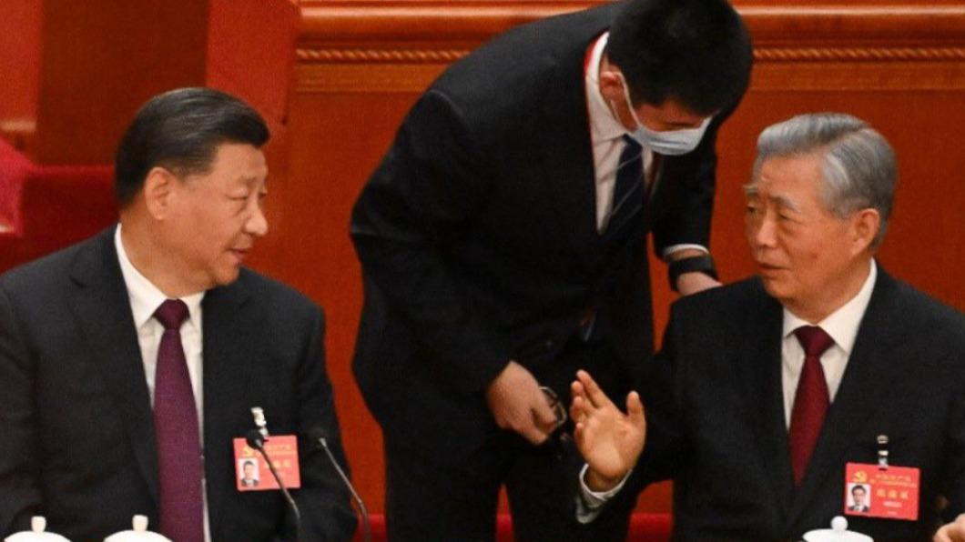 有分析指出，胡錦濤可能說了讓習近平不快的話。（翻攝自 推特@NguyenK68421403）