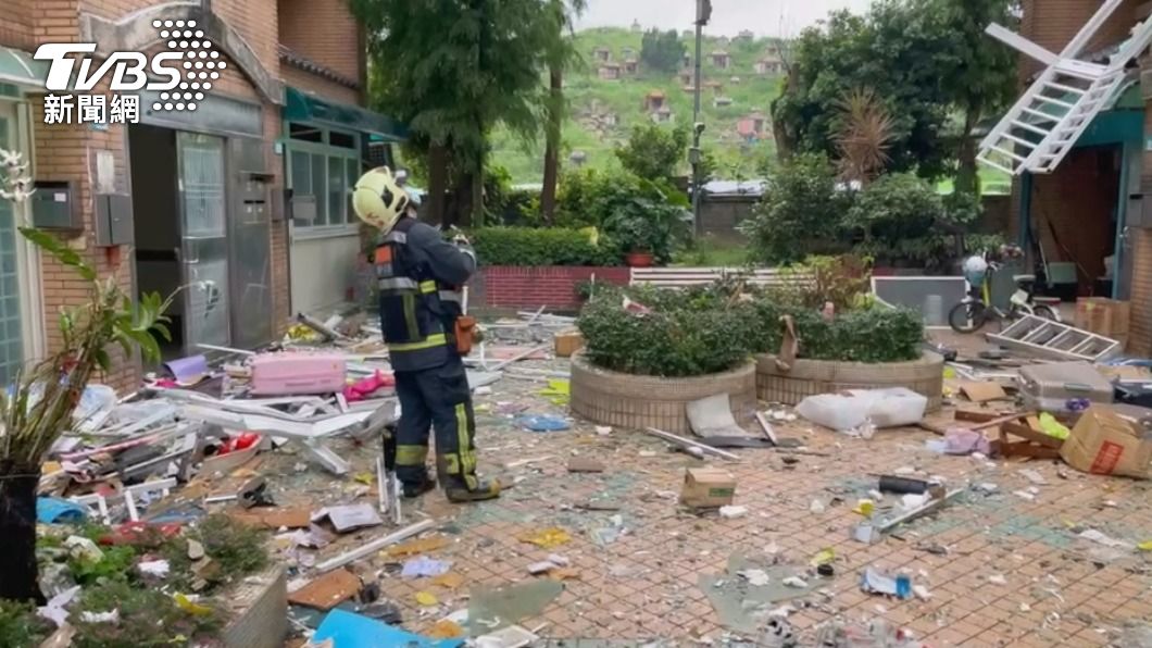 劉男疑似囤放大量鞭炮煙霧彈害爆炸。(圖/TVBS)