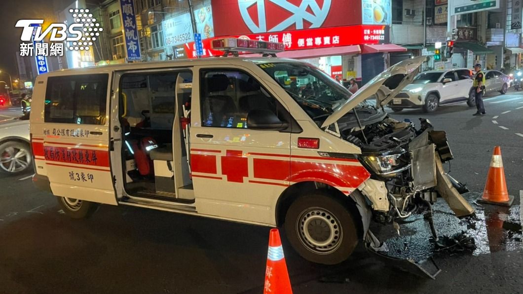 救護車慘遭削頭。(圖/TVBS)