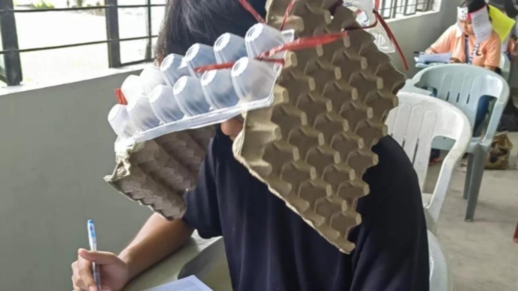 學生們利用紙板、雞蛋盒等回收材料,做出各式吸睛頭罩。(圖/翻攝自《BBC》)