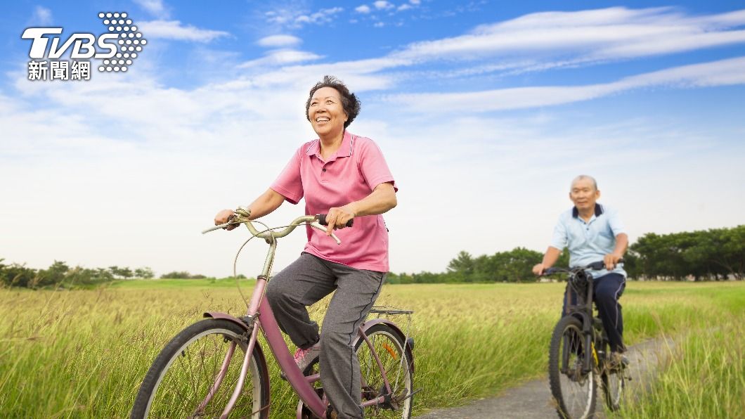 騎腳踏車有益延緩帕金森氏症。(示意圖,非當事人/shutterstock達志影像)