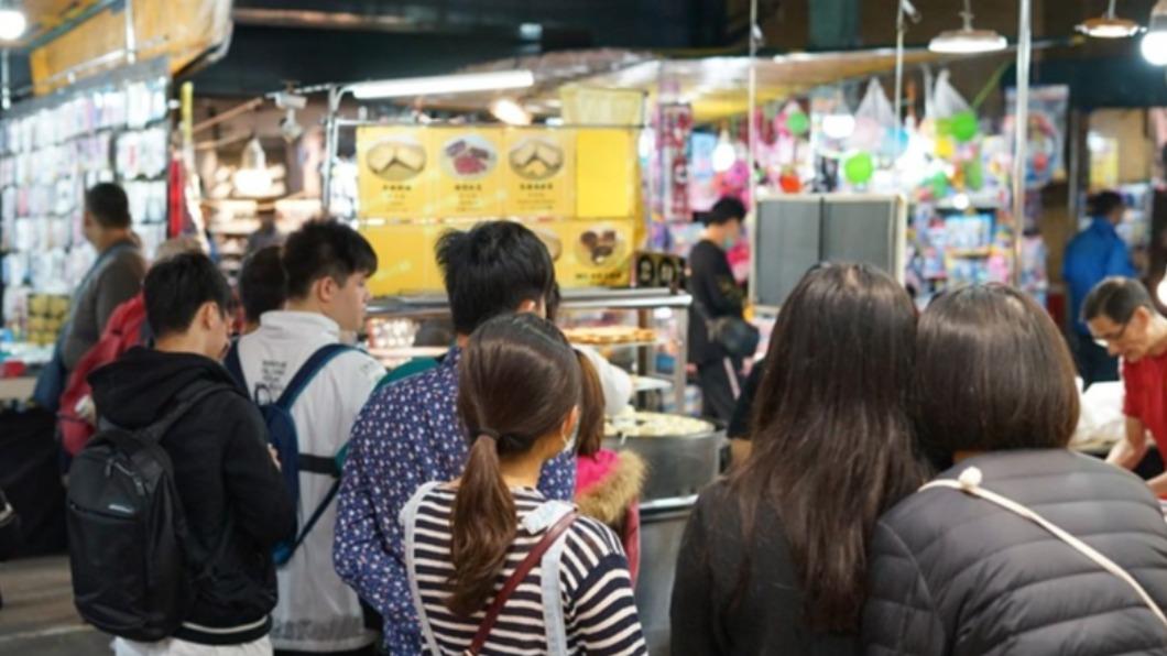 「輪の鋪紅豆餅」從下午4點半開始營業,攤位湧現超多人潮。(圖/美食旅遊生活分享。欣晴提供)