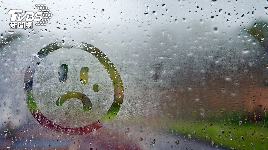 下雨天感到憂鬱可能患有季節性情感障礙。(示意圖/shutterstock達志影像)