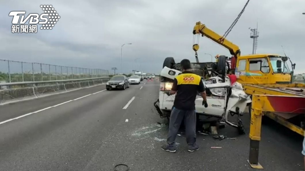 吊掛翻覆車輛排除事故。(圖/TVBS)