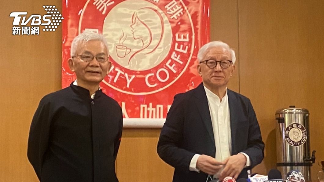 前聯電董事長曹興誠(右)今下午召開記者會,指前總統馬英九應該好好講清楚,兩岸如何避戰、如何謀和。(圖/林至柔攝)