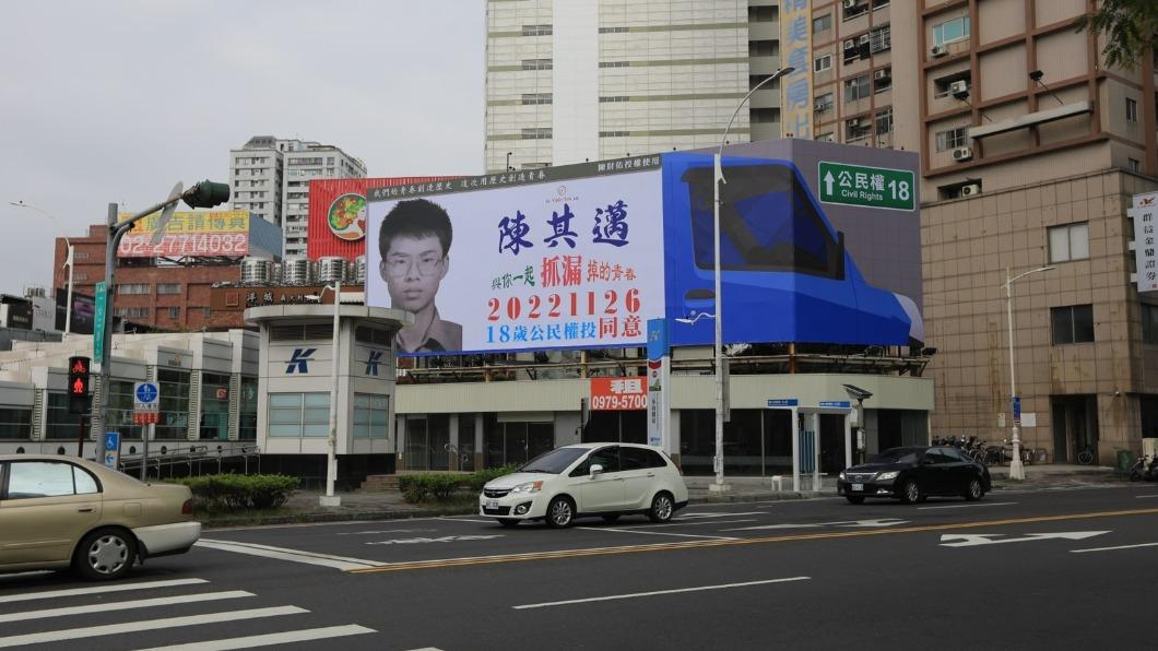 「致敬」高雄都市傳說 陳其邁變抓漏專家黑白照現街頭