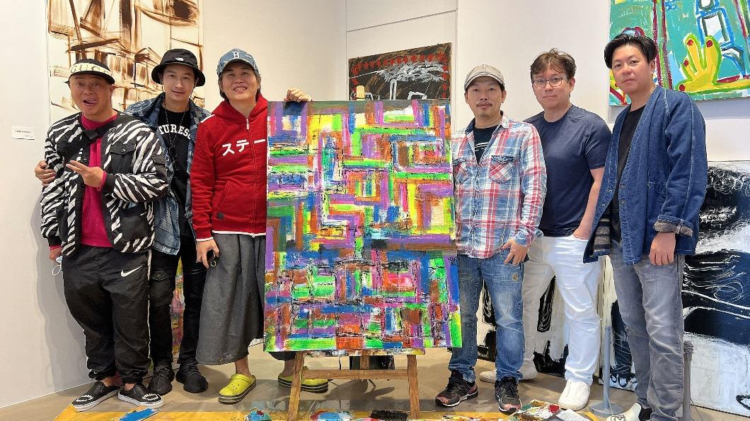 彈頭(左1)與邱凱偉(左2)欣賞作品。(圖 / 方道文山流提供)