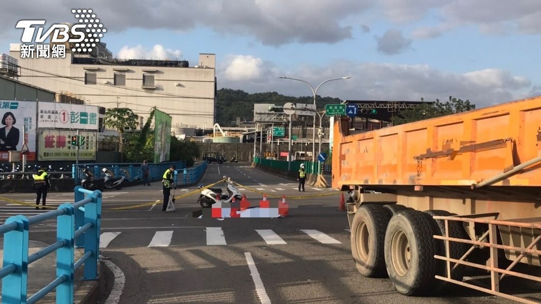 約好一起騎單車...丈夫目睹愛妻車禍 直行遭右轉砂石車輾斃