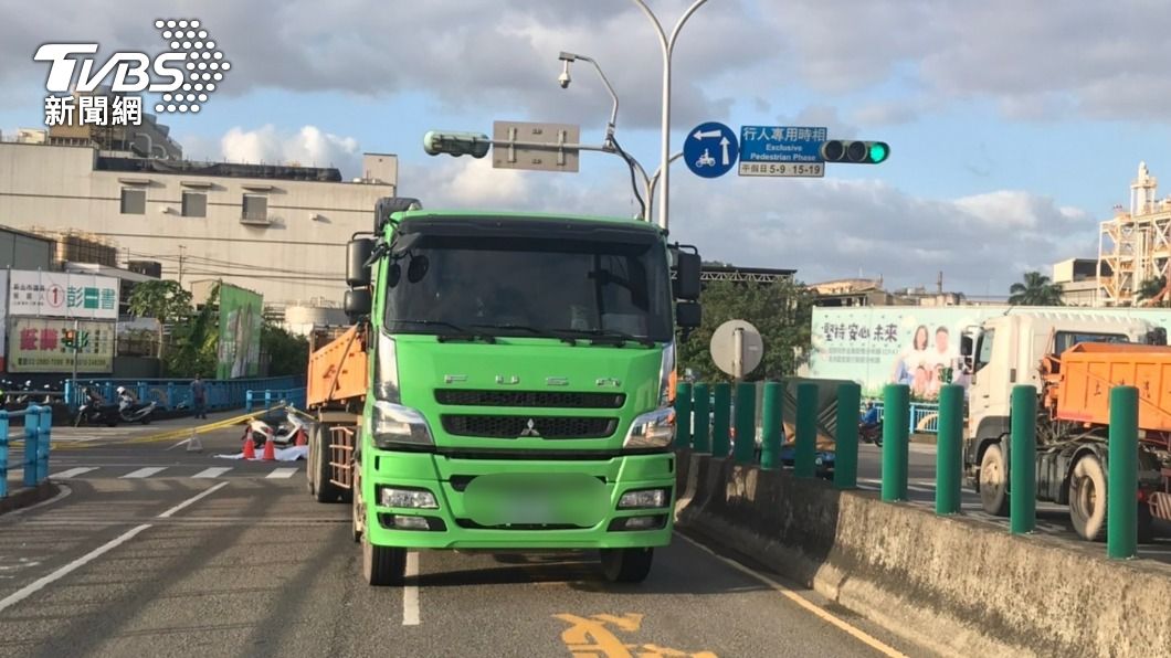 砂石車右轉時發生意外。（圖／TVBS）