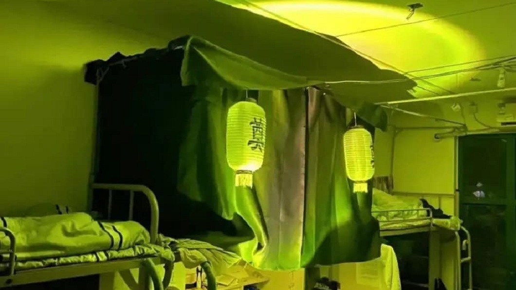寢室床鋪掛白燈籠還寫1字 搭配陰森黃綠光網嚇:觸霉頭