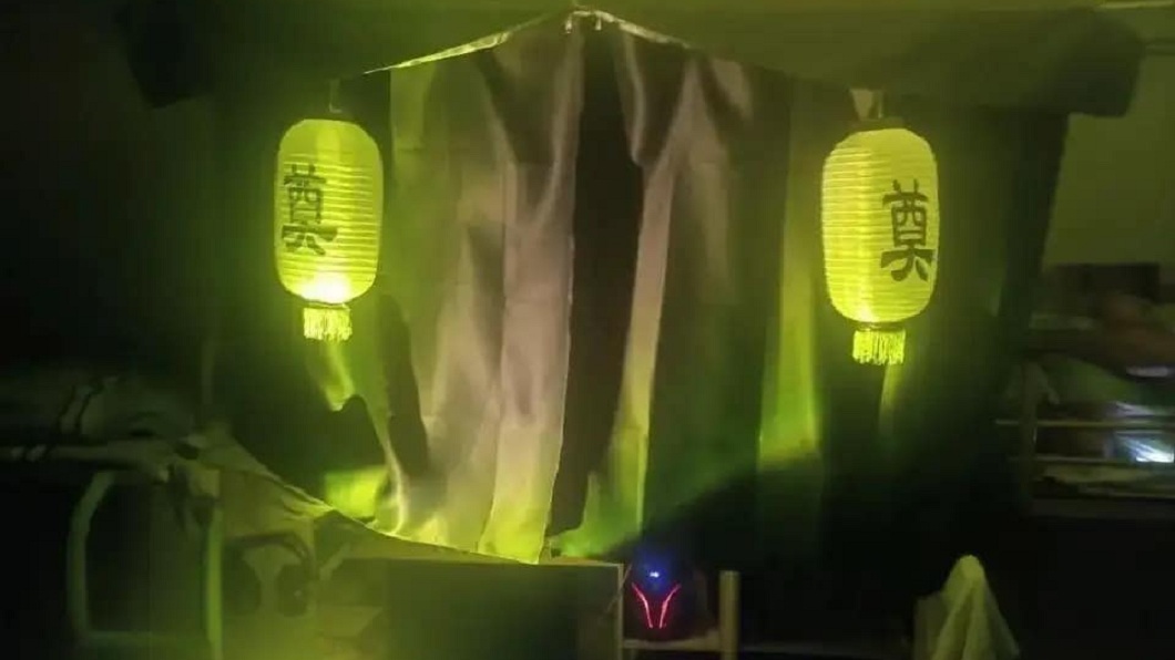 床鋪不但掛著寫著奠字的白燈籠還有詭譎黃綠光。（圖／翻攝自爆廢公社公開版）