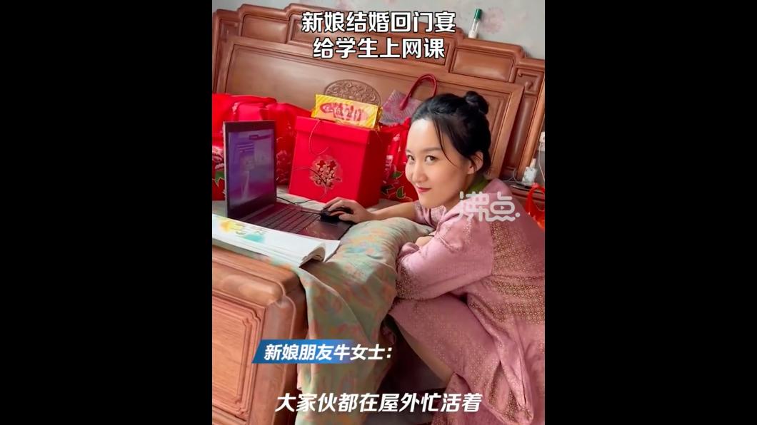 新娘被發現後給了一個兇狠的眼神。(圖/翻攝自微博)